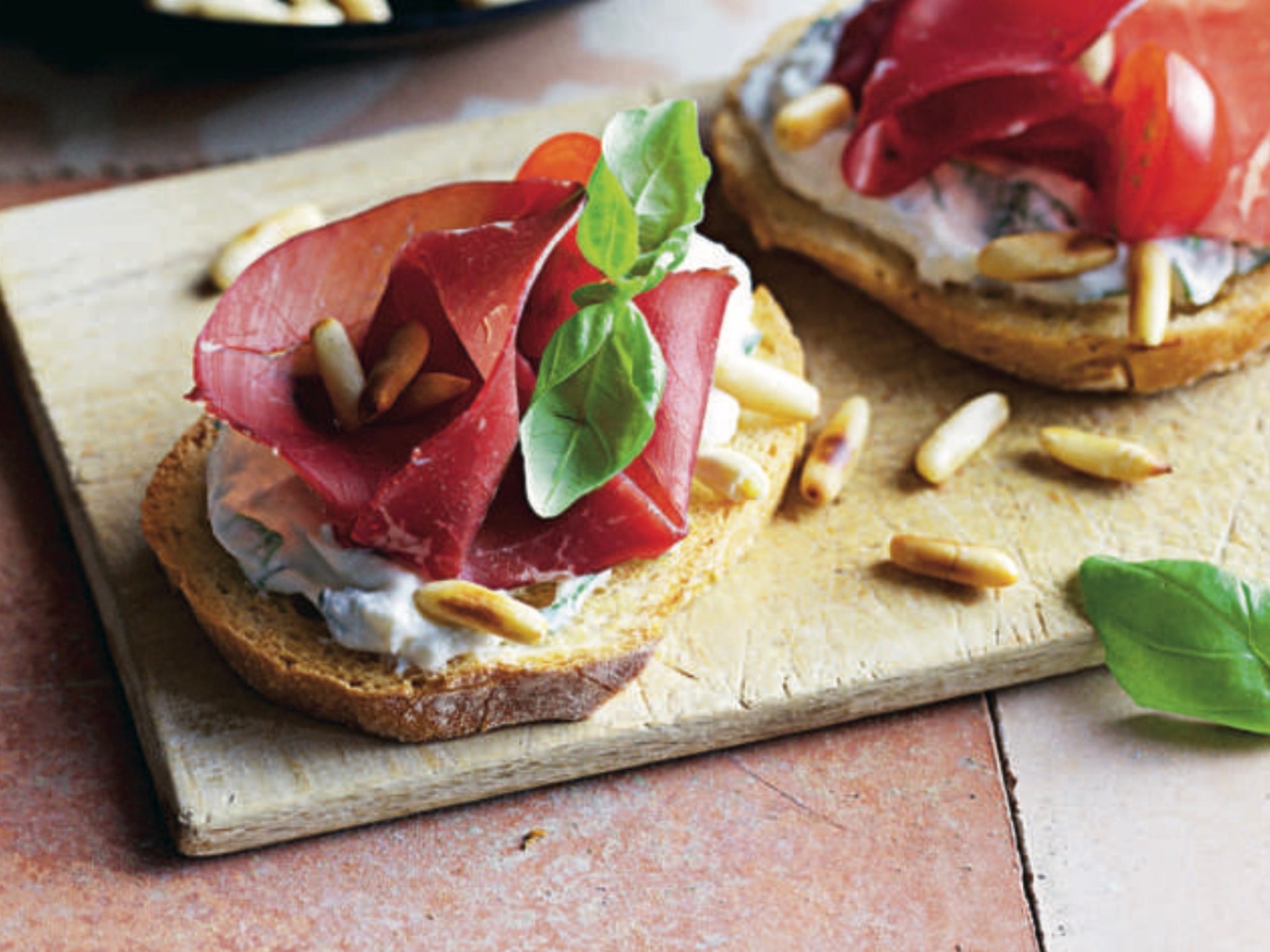 Tostada de bresaola, ricota y piñones: ideal para el aperitivo, deliciosa y fácil de hacer