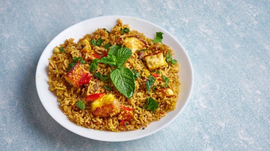 Arroz basmati salteado con tofu y verduras al curry