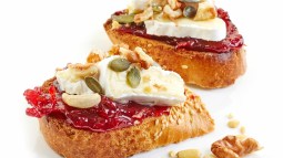 Tosta de brie con mermelada de frambuesa y frutos secos