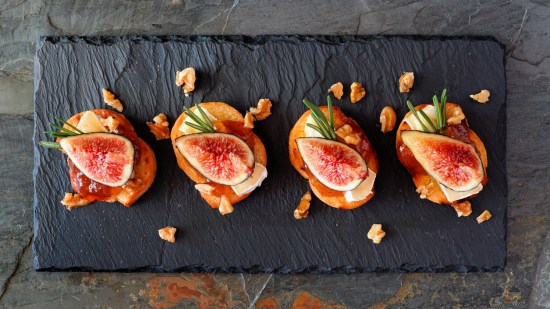 Bocaditos de brie con higos y romero