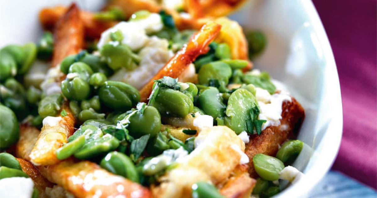 Habas salteadas con huevos rotos