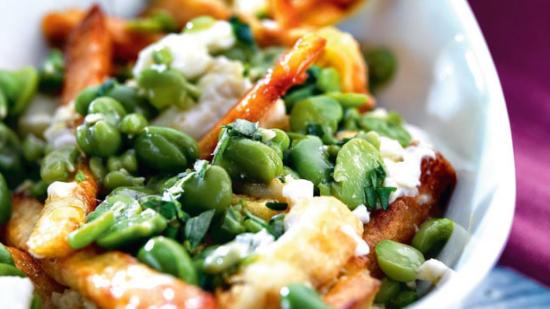 Habas salteadas con huevos rotos