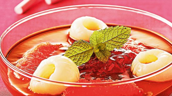 Sopa de chocolate con lichis: una receta ideal para hacer con niños