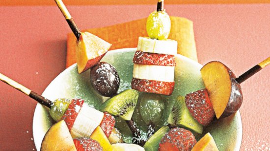 La receta de brocheta de mikado y frutas con la que los niños y niñas comen más fresas y plátano sin darse cuenta