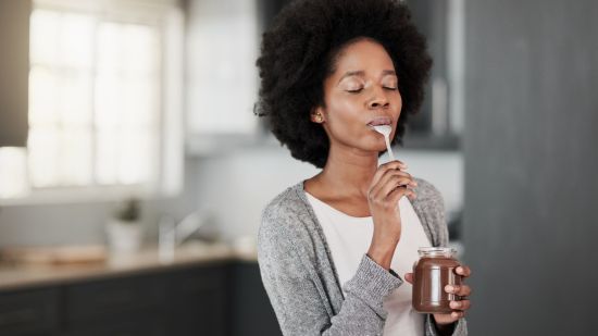 Si tienes antojos, estos son los nutrientes que te pueden estar faltando según una nutricionista