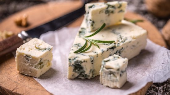 Cómo saber si el queso azul está estropeado: las señales a tener en cuenta antes de comer cabrales o roquefort