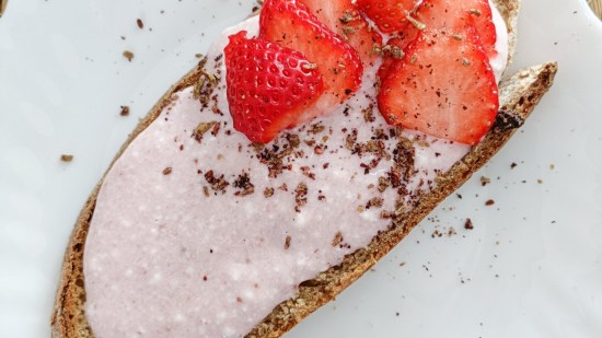 La receta de crema untable de fresa con la que disfrutarás tus tostadas de desayuno y merienda