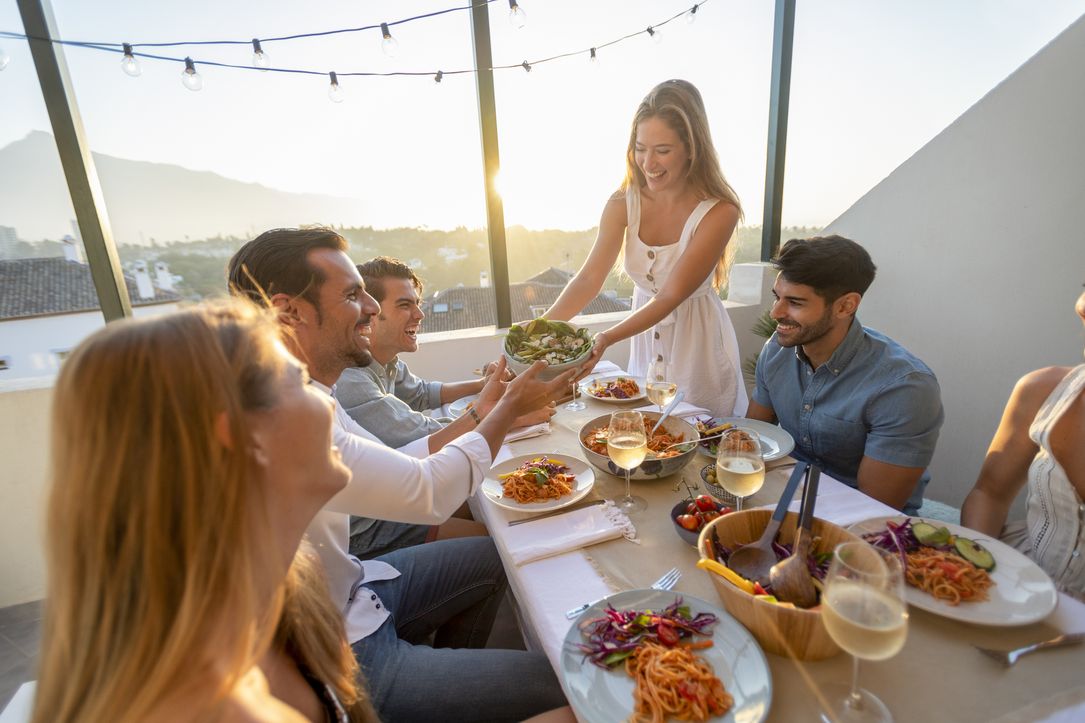 Comida en la terraza con amigos