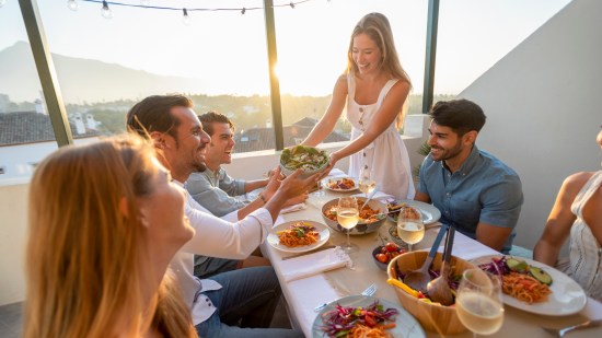 Comida en la terraza con amigos