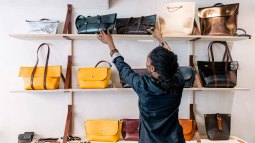 Orden en el armario: cómo guardar bien los bolsos para que no se estropeen