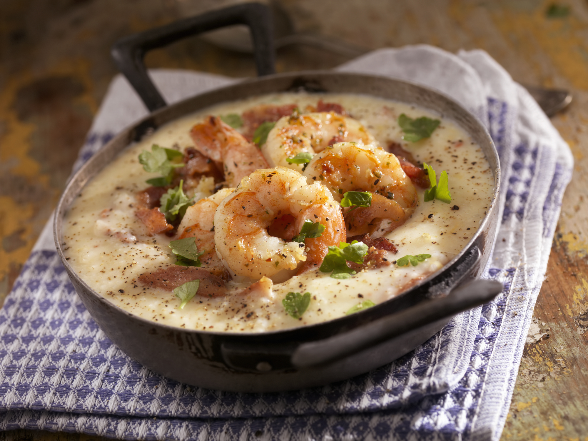 Gambas con crema de ajo