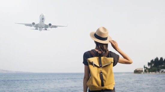 Mujer con mochila de viaje