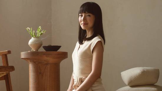 konmari-purifyyourspace-marie-kneeling-1192x1450_77613d82_1000x1216
