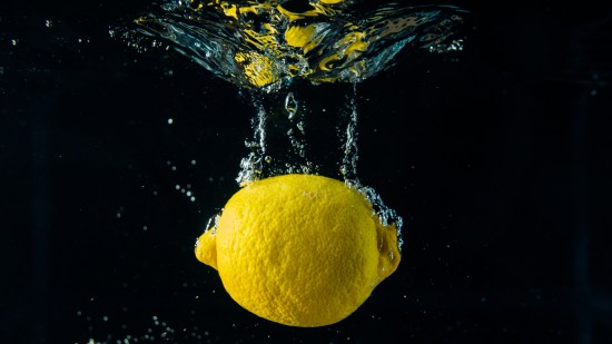 Limón y pasta de dientes: el truco viral para limpiar la lavadora