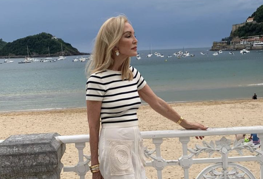 Carmen Lomana inspira a las mujeres de más de 50 años con un look perfecto para veranear en el norte