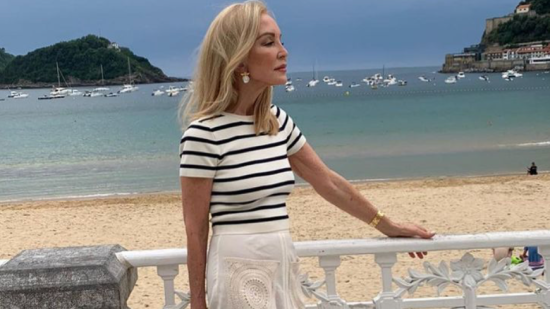 Carmen Lomana inspira a las mujeres de más de 50 años con un look perfecto para veranear en el norte