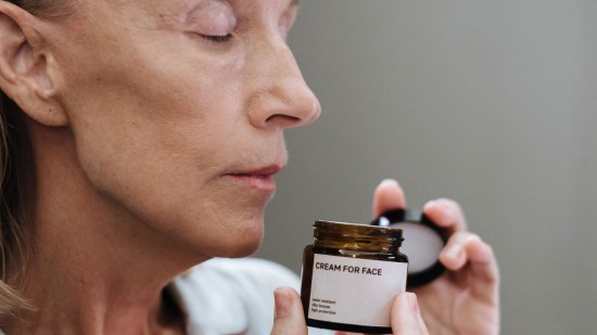 Tres cremas antiedad de farmacia que recomiendan los dermatólogos