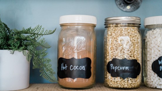 El truco para despegar las etiquetas de los tarros de cristal de forma fácil, rápida