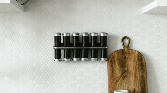 Trucos para limpiar los filtros de la campana extractora de la cocina sin usar desengrasante