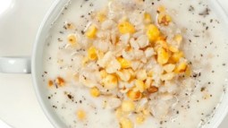 Sopa de arroz, maíz y caldo de ave