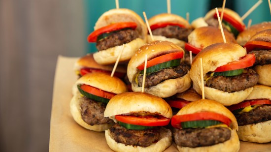 Así es el primer buffet libre de hamburguesas de Madrid que se ha vuelto viral en redes sociales