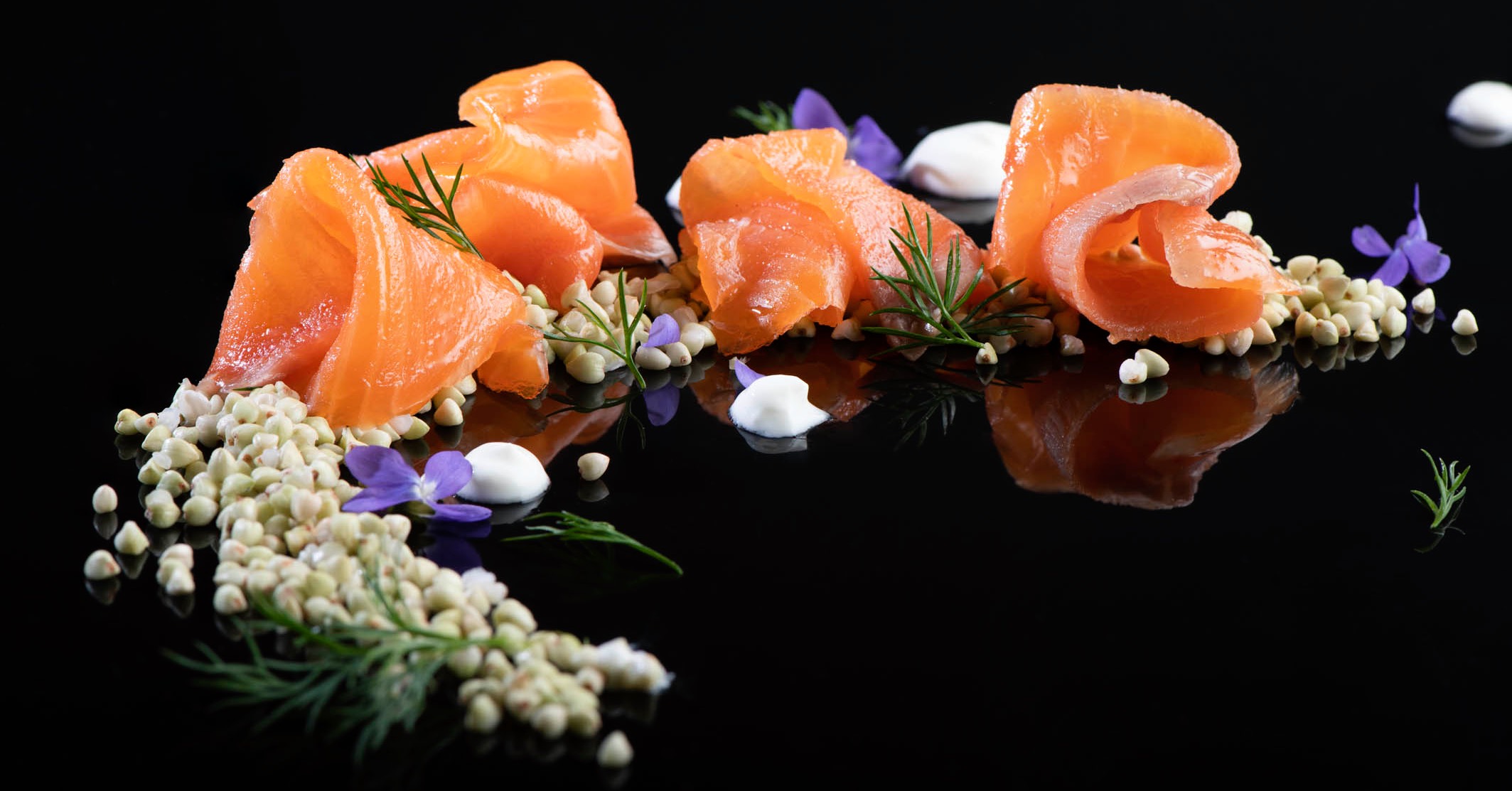 Trucha ahumada con trigo sarraceno yogur y eneldo