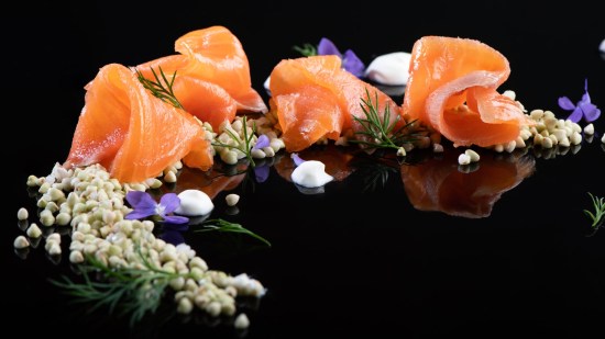 Trucha ahumada con trigo sarraceno yogur y eneldo