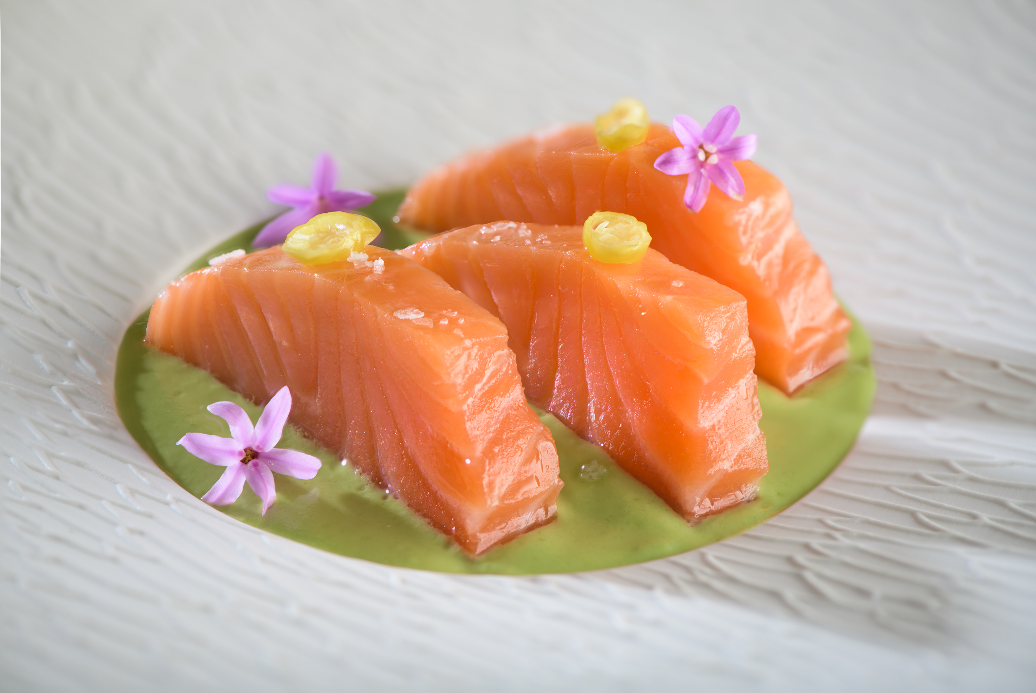 Solomillo de salmon con gazpacho de piparras