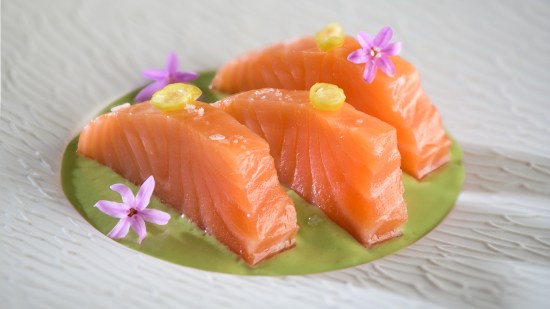 Solomillo de salmon con gazpacho de piparras