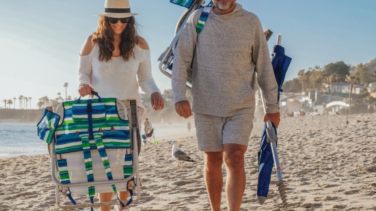 Amazon tiene un práctico producto 2x1 que está triunfando para la playa: aúna silla y nevera portátil