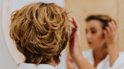 Este es el pelo corto que triunfa entre las mujeres de 50 años en este verano porque es fácil de peinar