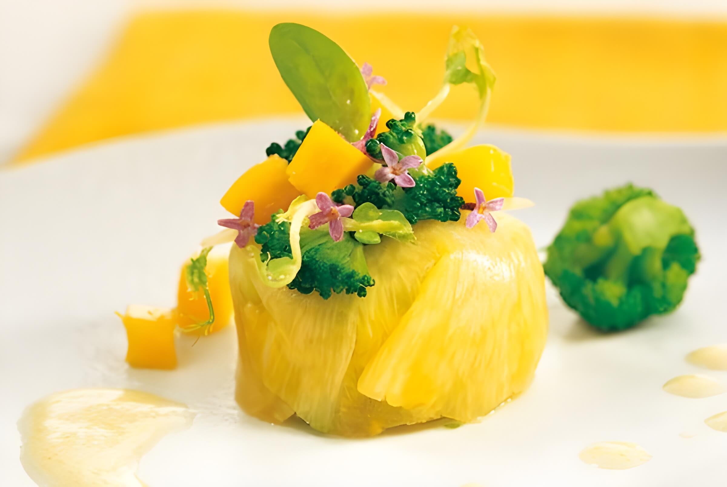 ensalada-de-mango-pina-y-langostinos-con-vinagreta-de-yogur-y-brocoli