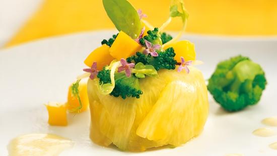 ensalada-de-mango-pina-y-langostinos-con-vinagreta-de-yogur-y-brocoli