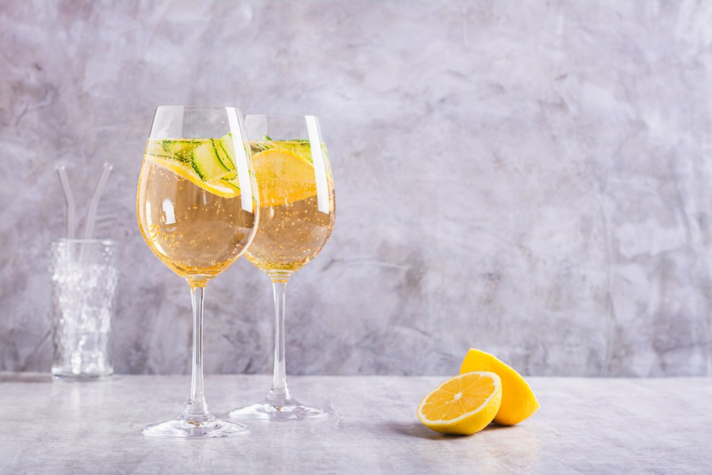La receta del coctel Hugo Spritz: la bebida refrescante que triunfa en las terrazas europeas