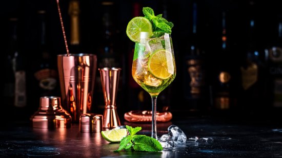 La receta del coctel Hugo Spritz: la bebida refrescante que triunfa en las terrazas europeas