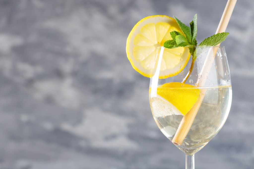 La receta del coctel Hugo Spritz: la bebida refrescante que triunfa en las terrazas europeas