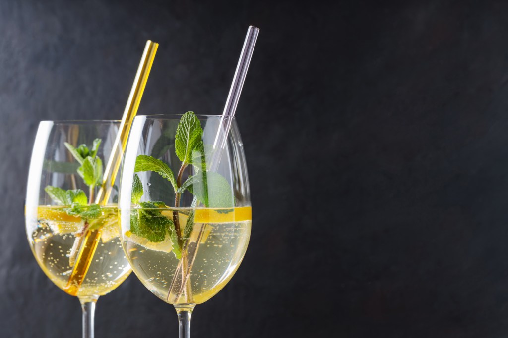 La receta del coctel Hugo Spritz: la bebida refrescante que triunfa en las terrazas europeas