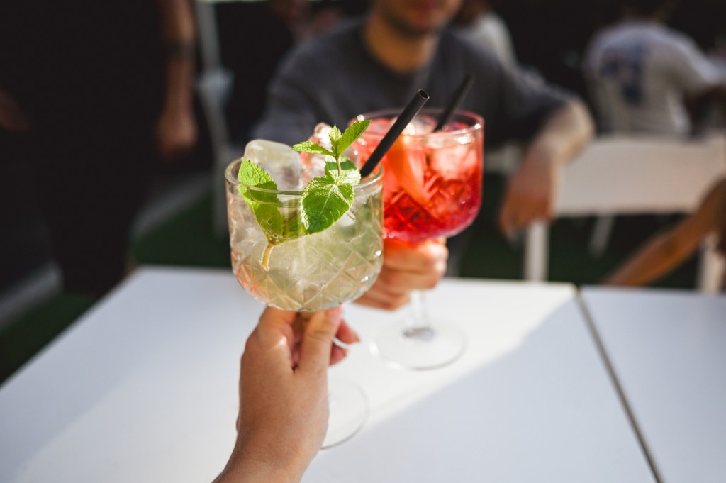 La receta del coctel Hugo Spritz: la bebida refrescante que triunfa en las terrazas europeas