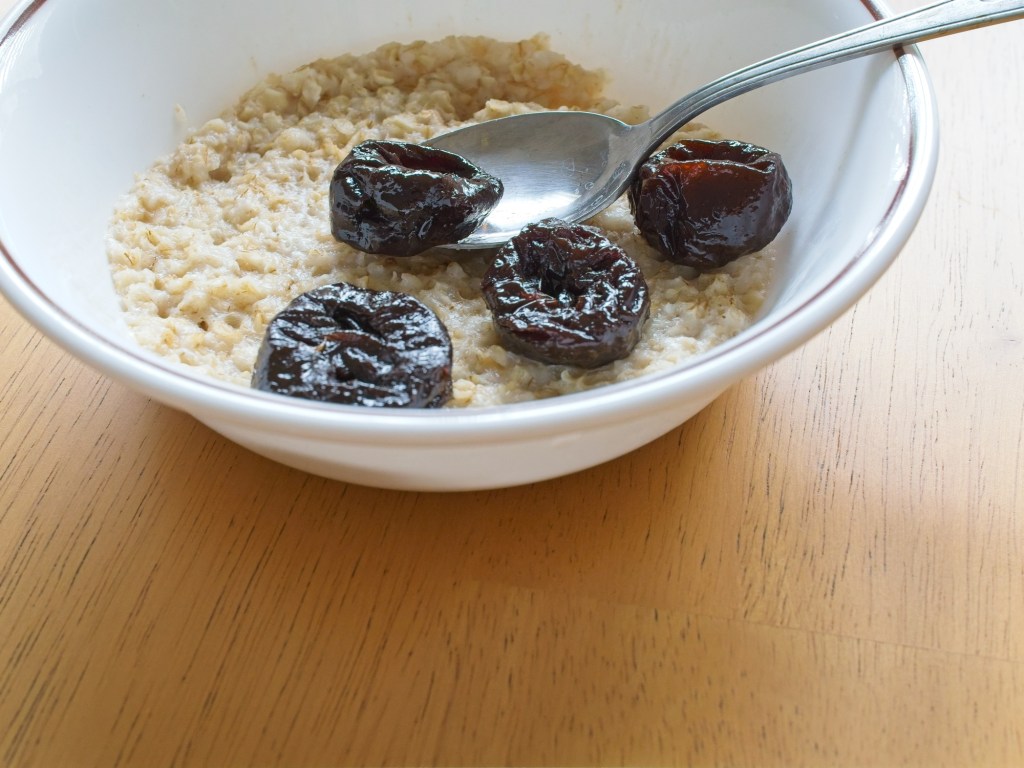 Motivos por los que tomar ciruelas pasas