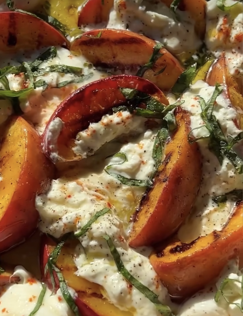 Ensalada de burrata y melocotón a la plancha: la receta fresquita, fácil y más viral en redes sociales de este verano