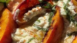 Ensalada de burrata y melocotón a la plancha: la receta fresquita, fácil y más viral en redes sociales de este verano