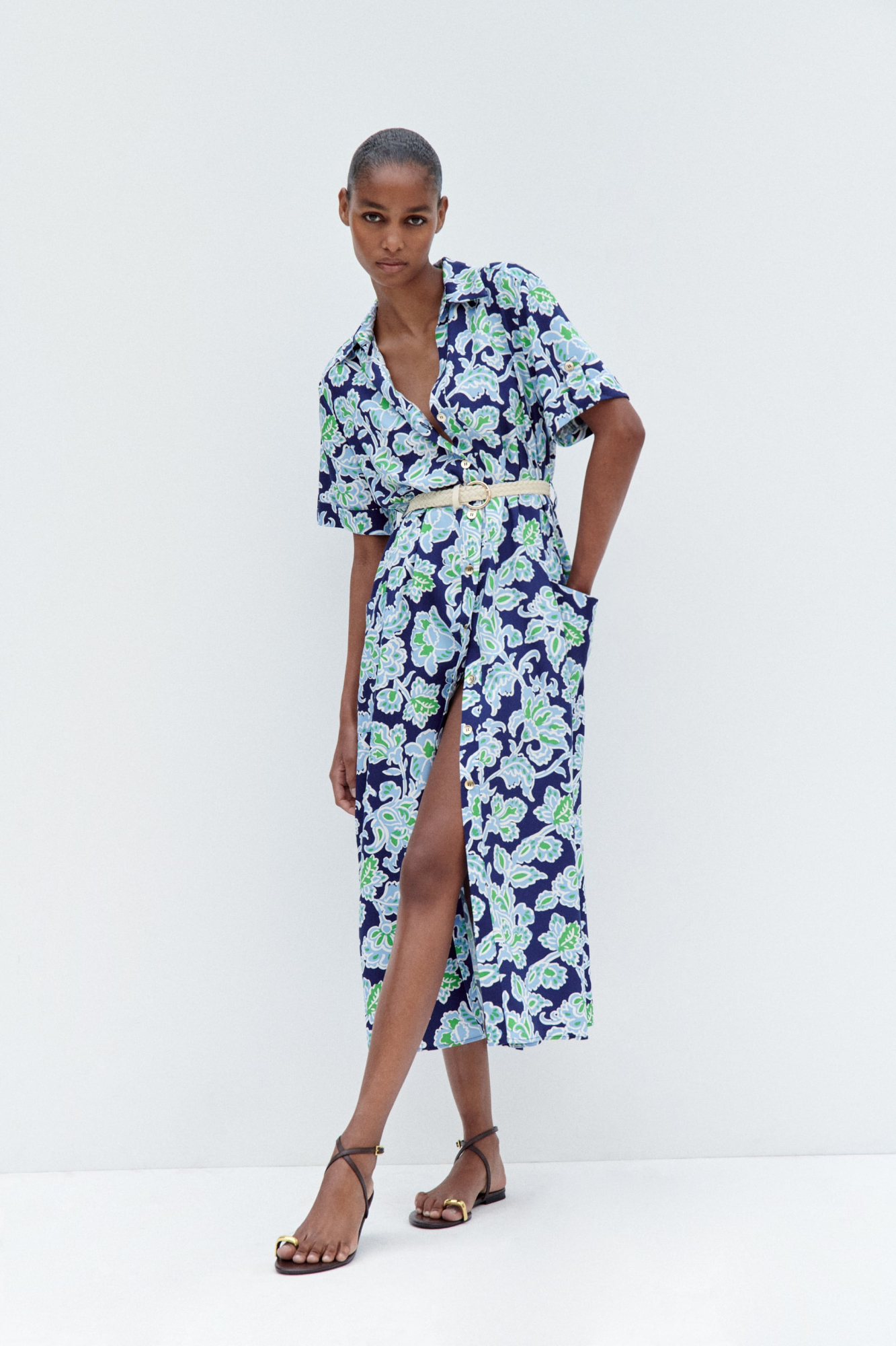 Zara tiene diez vestidos por menos de 30 euros que arrasan entre las mujeres de +50: anchos, ligeros y bonitos