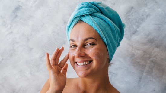 Los mejores sérums de farmacia para mujeres de + 50 años según los expertos