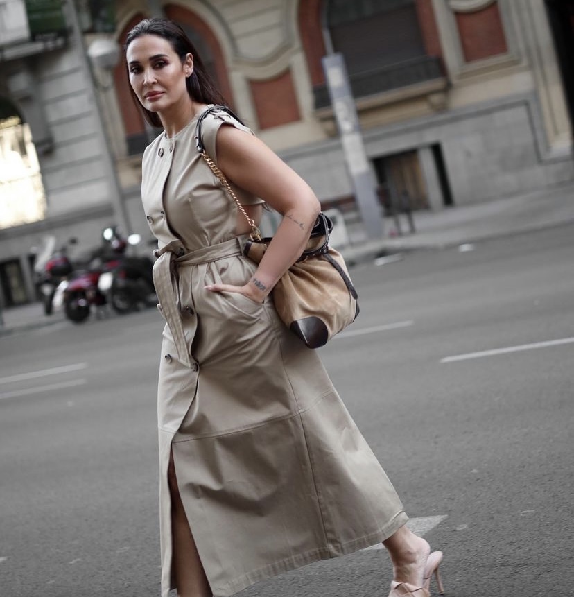 Zara tiene ocho vestidos camiseros anchos, cómodos y bonitos de nueva colección que están arrasando entre las mujeres de +50 años