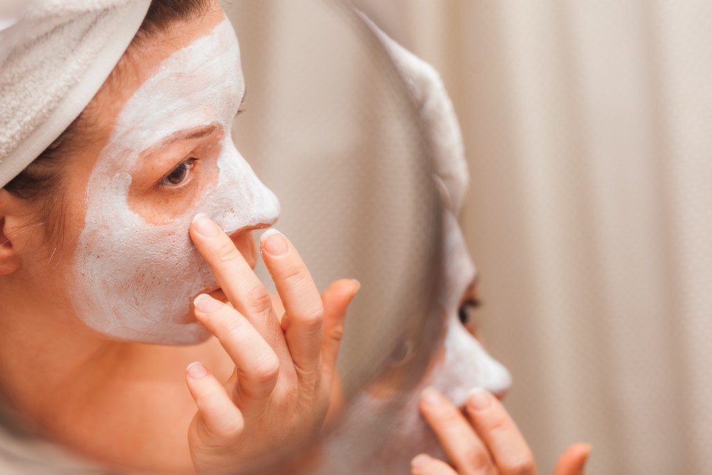 Mascarillas caseras para la cara: cómo prepararlas y cuál es la opinión de una experta sobre ellas