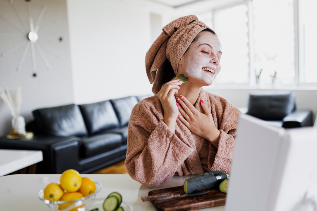 Mascarillas caseras para la cara: cómo prepararlas y cuál es la opinión de una experta sobre ellas