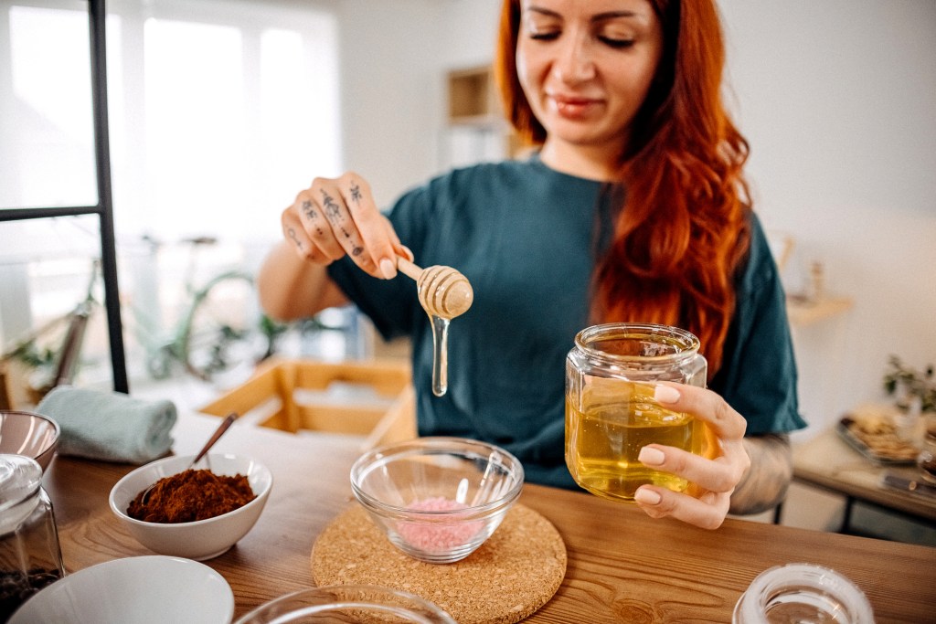 Mascarillas caseras para la cara: cómo prepararlas y cuál es la opinión de una experta sobre ellas
