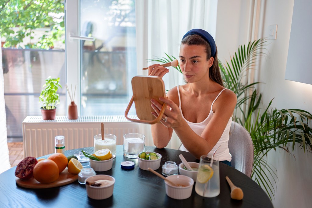 Mascarillas caseras para la cara: cómo prepararlas y cuál es la opinión de una experta sobre ellas