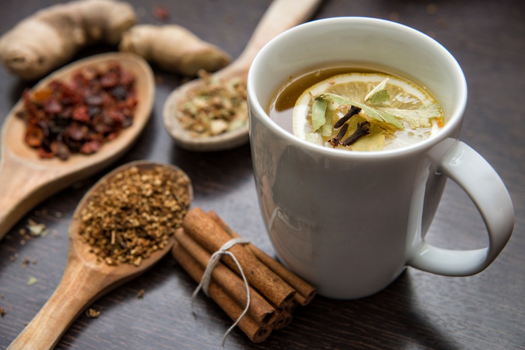 Té de jengibre y canela: beneficios, receta y contraindicaciones según una nutricionista
