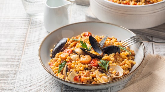 Pasta fregula con marisco